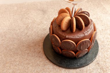 Bir choclaote ve turuncu jaffa doğum günü pastasının yakın çekimi. 