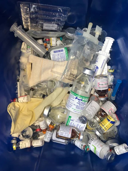 İngiltere-Ocak - 2021-Bristol Atılmış metik ilaç şişeleri ve şırıngalara yakın çekim 