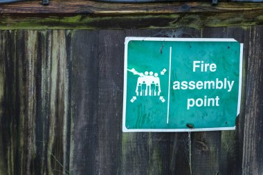 Dışarıdaki güvenli bölgede yangın yeri tabelasının yakın görüntüsü.