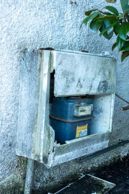 Bristol-England-Ocak-2020-yakın çekim elektrik okuma kutusu ve binanın duvarına hasar görmüş bir ön kapağı. 
