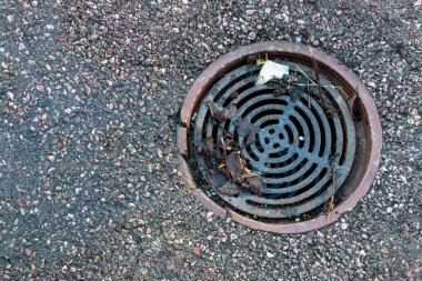 Bir su kanalının yakın görüntüsü. Kapağın enkazına yakalandığı yer. 