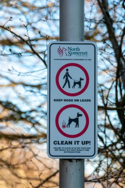 Bristol-Nailsea-Mart 2021, İngiltere-Köpeğinizin dışkısını toplama tabelasının yakın görüntüsü 