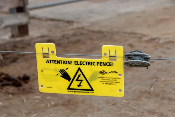 Close Warning High Voltage Electric Fence Sign — ストック写真