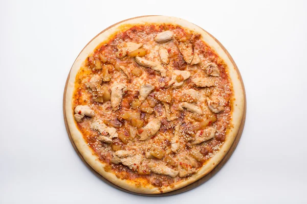 Świeża pizza, deska — Zdjęcie stockowe
