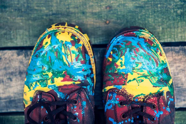 Kleur laarzen op houten achtergrond — Stockfoto