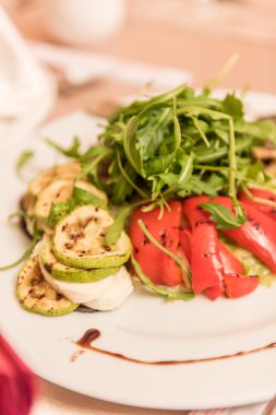 Izgara sebze ve et salatası