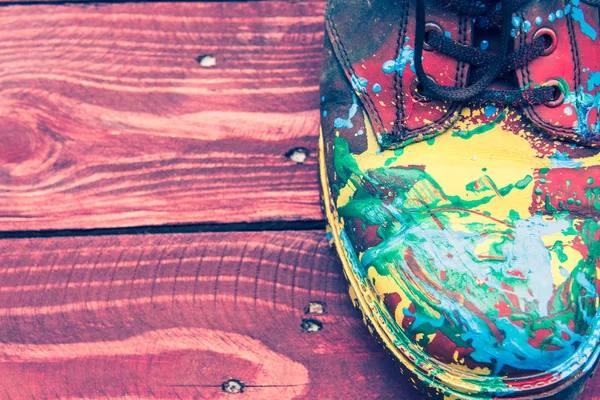 Кольорові чоботи на дерев'яному фоні — стокове фото