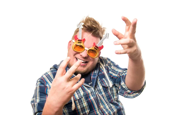 Chico con gafas en una guitarra —  Fotos de Stock