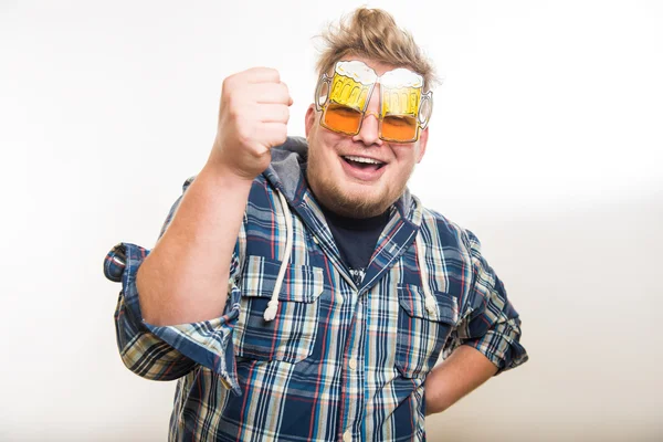 Gars avec des lunettes de bière — Photo