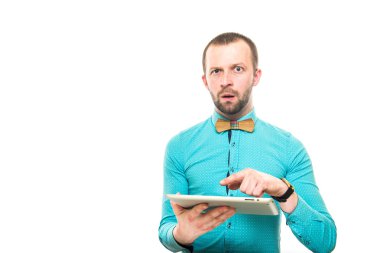 bir adam elinde bir tablet ile