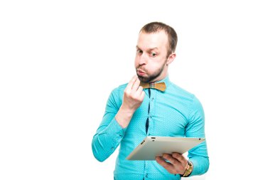 bir adam elinde bir tablet ile