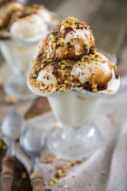 Fıstıklı dondurmalı karamel