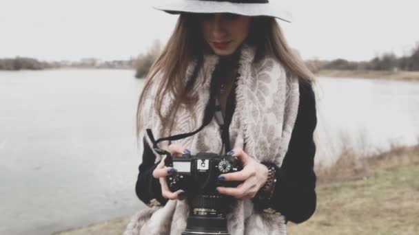 Дівчина з фотокамерою на відкритому повітрі — стокове відео