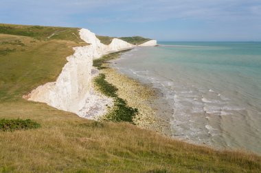 Yedi Kızkardeşler kayalıklarla ve Brighton, Sussex denizde görünümü