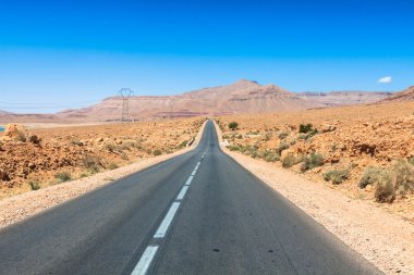 Mavi gökyüzü, Fas Afrika ile Sahra Çölü'nde sonsuz yol