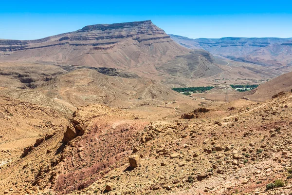 Une paire de rochers dans la chaîne de montagnes Atlas . — Photo