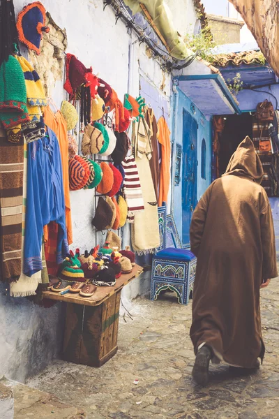 Homme typique au Maroc dans une rue typique monter les escaliers — Photo