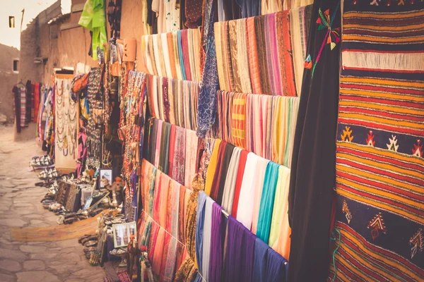 Un marché traditionnel dans la vieille ville d'Essaouira, au Maroc — Photo