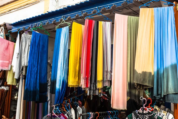 Eski Medine Çarşısı Fez, esnaf dükkan Fas renkli deri, — Stok fotoğraf