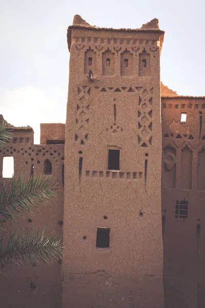 Ait Benhaddou est une ville fortifiée, ou ksar, le long de l'ancienne voiture — Photo