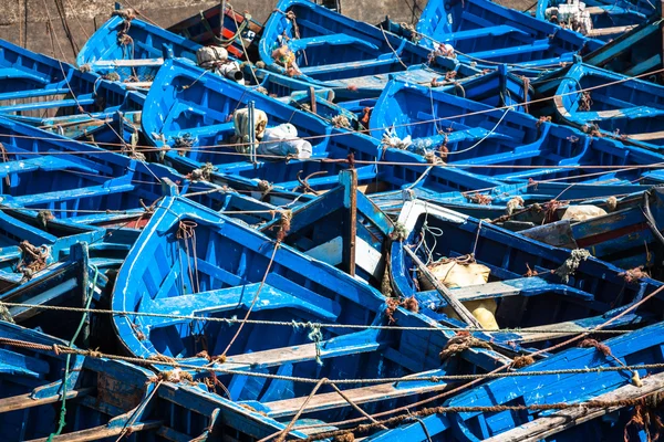 Spousta modrých rybářských lodí v přístavu Essaouira, Maroko — Stock fotografie