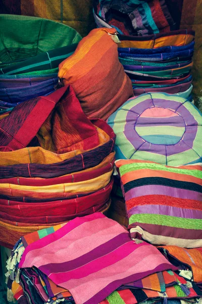 Staré Mediny souk Fez, řemeslné dílny barevné marocké kůže, — Stock fotografie