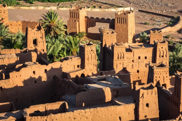 Ait Benhaddou est une ville fortifiée, ou ksar, le long de l'ancienne voiture — Photo