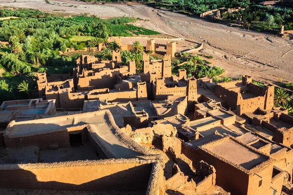 Ait Benhaddou é uma cidade fortificada, ou ksar, ao longo do antigo carro — Fotografia de Stock