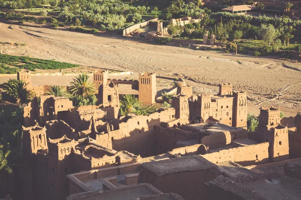 Ait Benhaddou est une ville fortifiée, ou ksar, le long de l'ancienne voiture — Photo