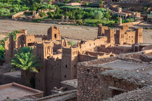 Ait Benhaddou è una città fortificata, o ksar, lungo l'ex auto — Foto Stock