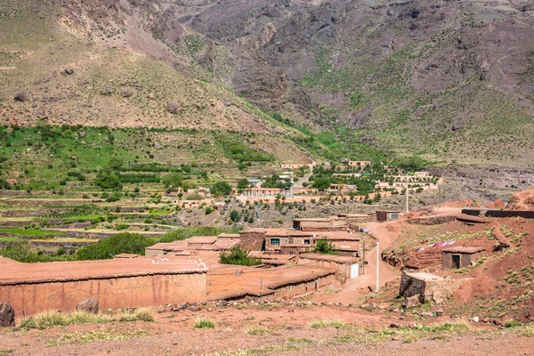 Villaggio berbero nelle montagne dell'Atlante, Marocco — Foto Stock