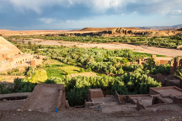 Ait Benhaddou je opevněné město, nebo ksar, podél bývalé auto — Stock fotografie