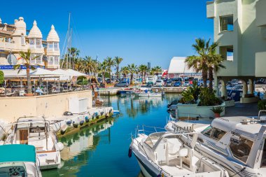 Benalmadena, İspanya - 5,2013 olabilir: Görünüm Porto Marina Benalm içinde