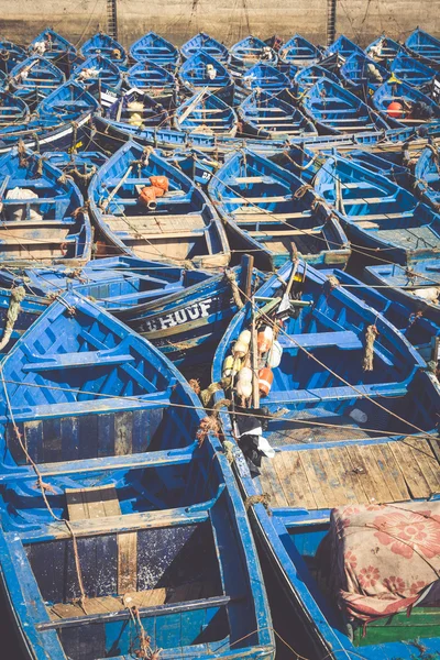 ESSAOUIRA, MOROCCO - 4 de maio de 2013: barcos de pesca azuis no porto — Fotografia de Stock