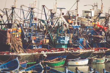 Essaouira, Fas - 4 Mayıs 2013: mavi balıkçı tekneleri limanda