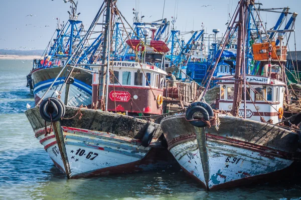 Essaouira, Maroko - 4 května 2013: Rybářské lodi v přístavu na th — Stock fotografie