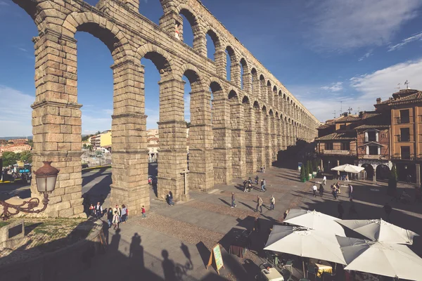 Segovia, España - 6 de mayo: El Acueducto Romano de Segovia y la plaza —  Fotos de Stock