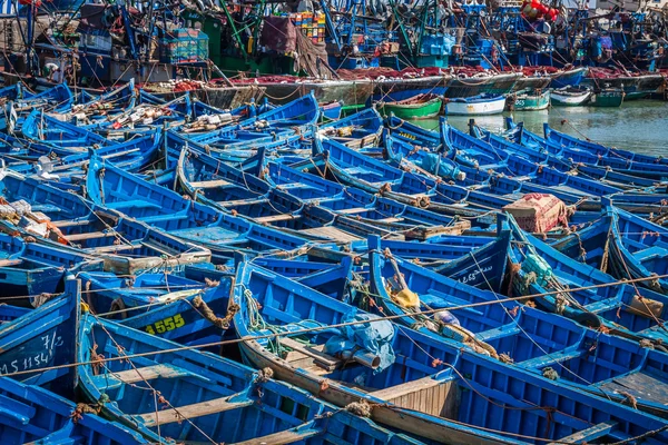 ESSAOUIRA, MAROCCO - 4 MAGGIO 2013: barche da pesca blu nel porto — Foto Stock
