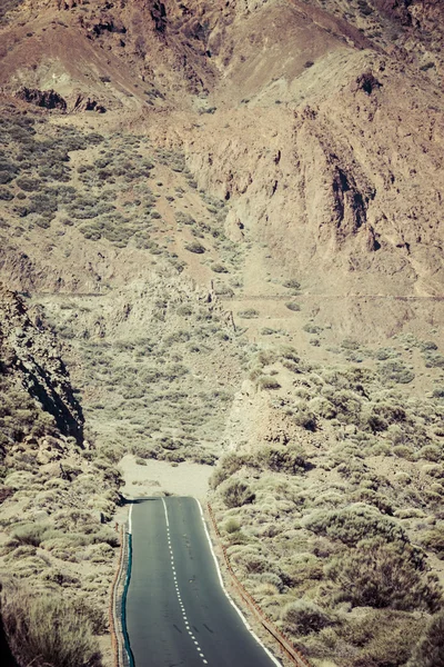 Lava rotsen en over de weg in het nationaal park El Teide op het Canarische eiland — Stockfoto