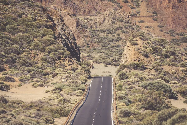 Lávové kameny a silnici v národním parku El Teide na kanárském ostrově — Stock fotografie