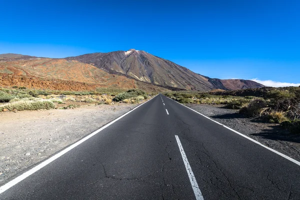 Pouštní krajina liduprázdné silnici v Volcan národního parku Teide, laténské — Stock fotografie