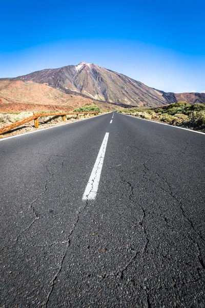 Lonely Road landschap in Volcan Teide Nationaal Park, Tene Desert — Stockfoto