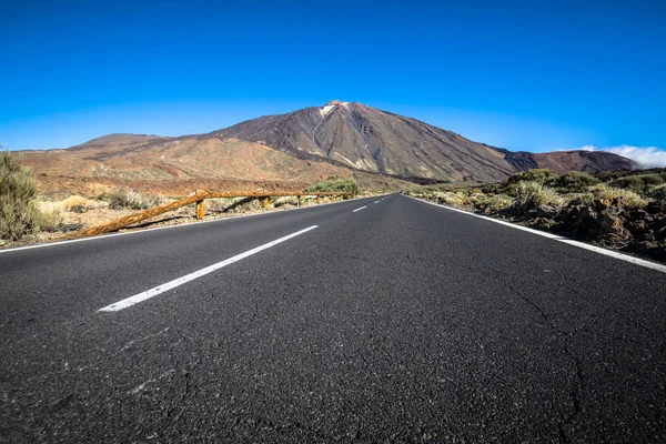 Pouštní krajina liduprázdné silnici v Volcan národního parku Teide, laténské — Stock fotografie