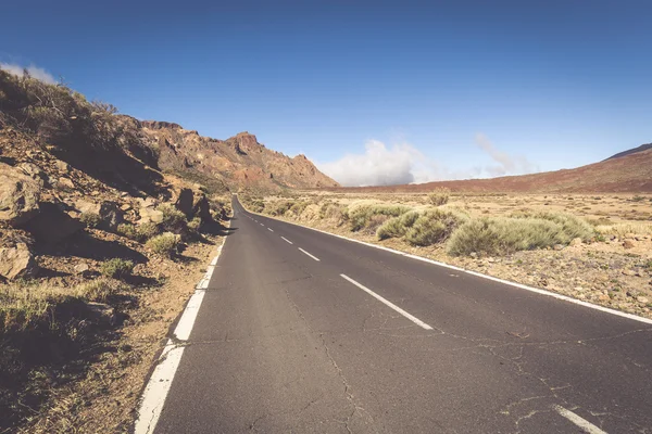 Pouštní krajina liduprázdné silnici v Volcan národního parku Teide, laténské — Stock fotografie