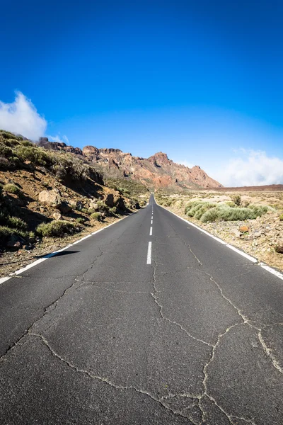 Pouštní krajina liduprázdné silnici v Volcan národního parku Teide, laténské — Stock fotografie