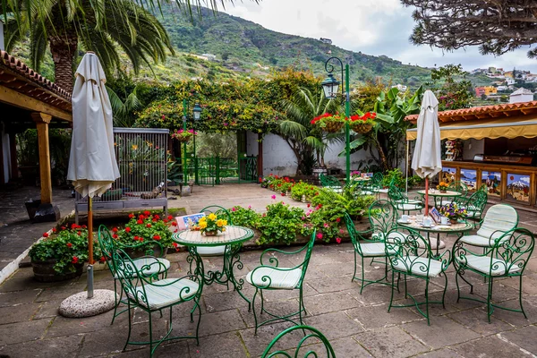 Zonnig terras met stoelen en veel o bloemen, Canarische eilanden — Stockfoto
