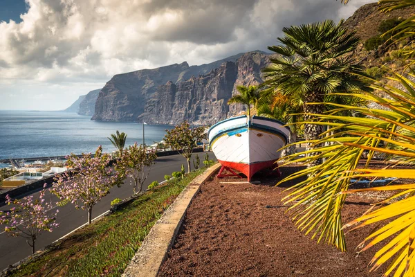 Kleurrijk geschilderde vissersboot in de buurt van de Oceaan in Los Gigantes, T — Stockfoto