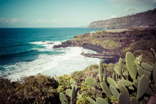 Strand el bollullo schwarz braun sand und aqua wasser in der nähe von puerto de — Stockfoto