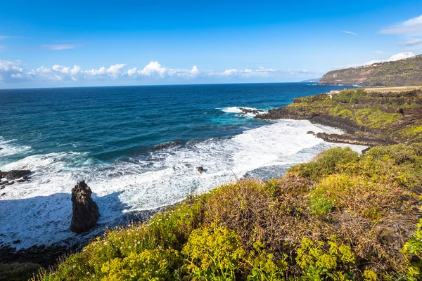 Playa el Bollullo arena marrón negra y agua acuática cerca de Puerto de —  Fotos de Stock