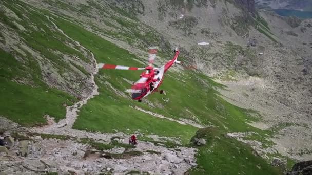 Tatrách, Polsko - červenec 4, 2015:Rescue vrtulník v Tatrách — Stock video